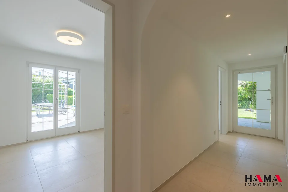 ERSTVERMIETUNG - exklusive 2.5-Zimmer-Einliegerwohnung mit Pool zur...