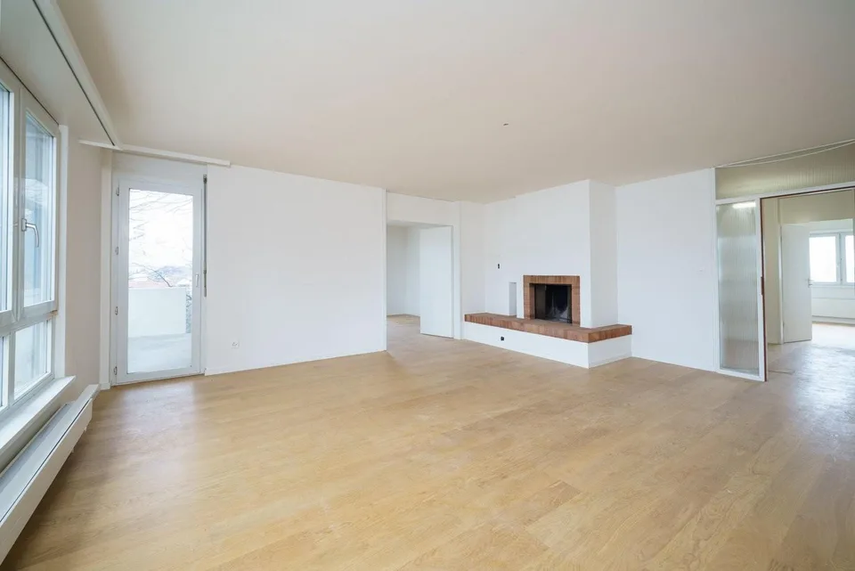 Appartement spacieux rénové de 5,5 pièces avec cheminée et balcon