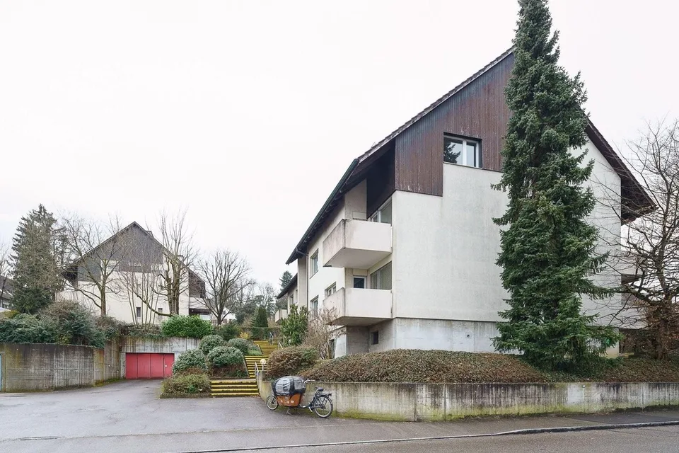 Grosszügige sanierte 5.5-Zimmer-Wohnung mit Kamin und Balkon