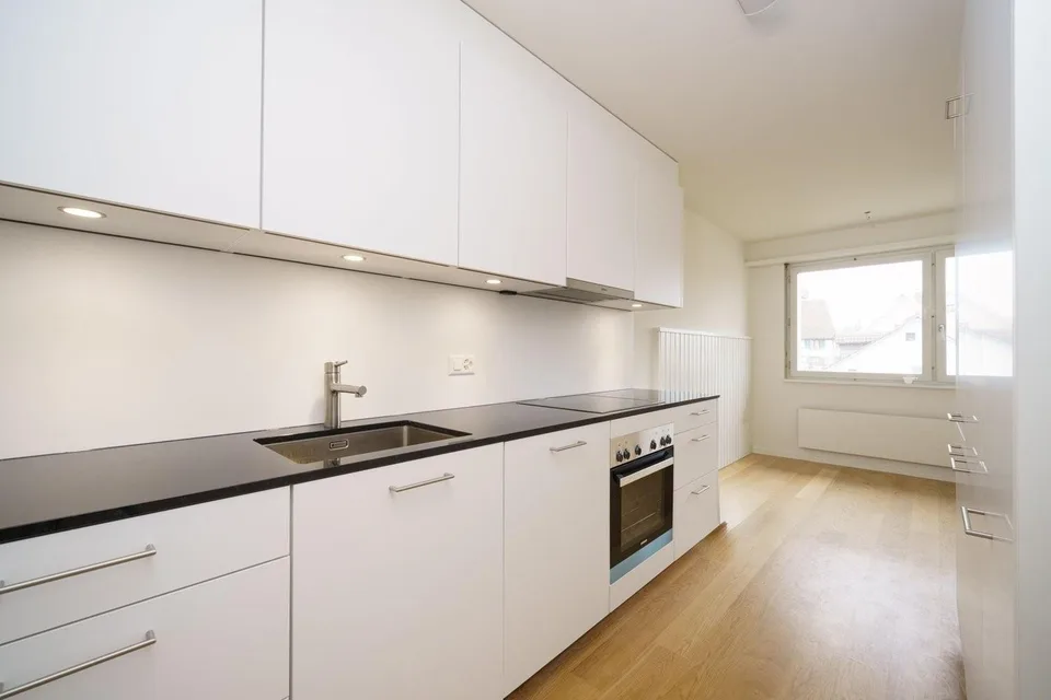 Appartement spacieux rénové de 5,5 pièces avec cheminée et balcon