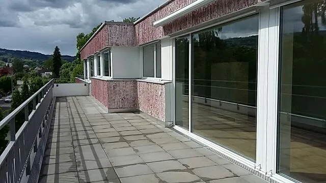 Appartement moderne avec terrasse sur le toit spacieuse
