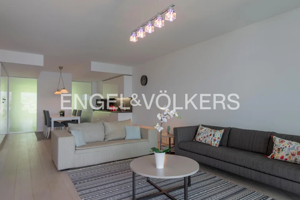 Stile e design con meravigliosa vista lago