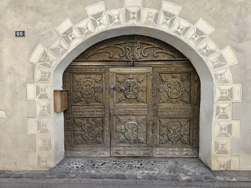 Alpine Charm and History - Semi-Detached House from 1729 in Filisur
