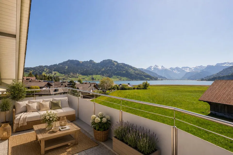 Gross: Dachwohnung mit Ferienfeeling und Postkartenpanorama am Sihlsee