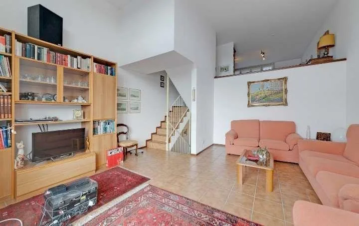 Seseglio (Chiasso) - Villetta a schiera con giardino privato in contes