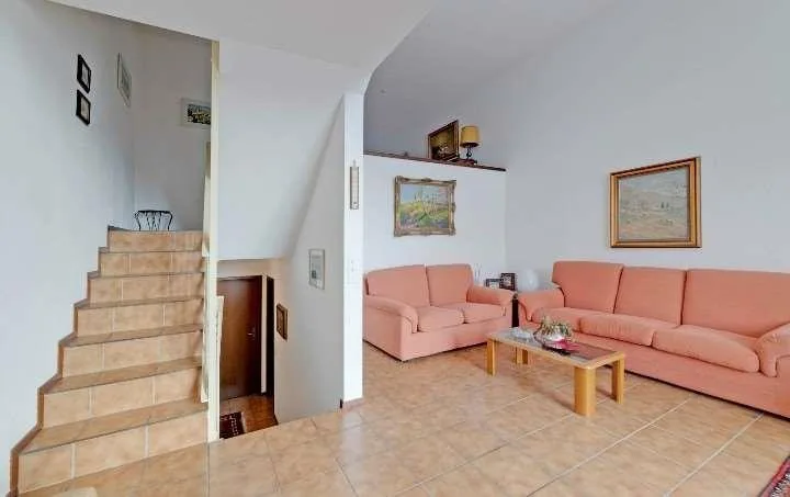 Seseglio (Chiasso) - Villetta a schiera con giardino privato in contes