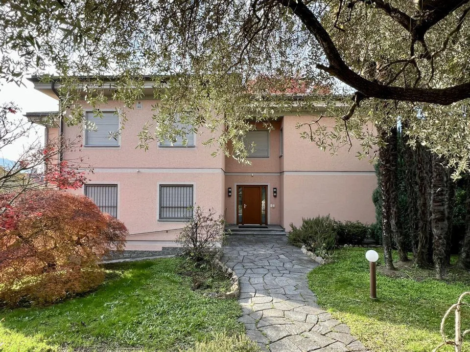 Grande ed elegante villa con terreno edificabile