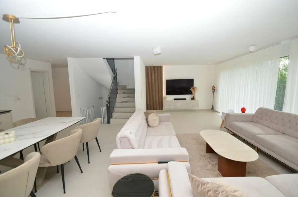 Belle maison individuelle moderne avec garage