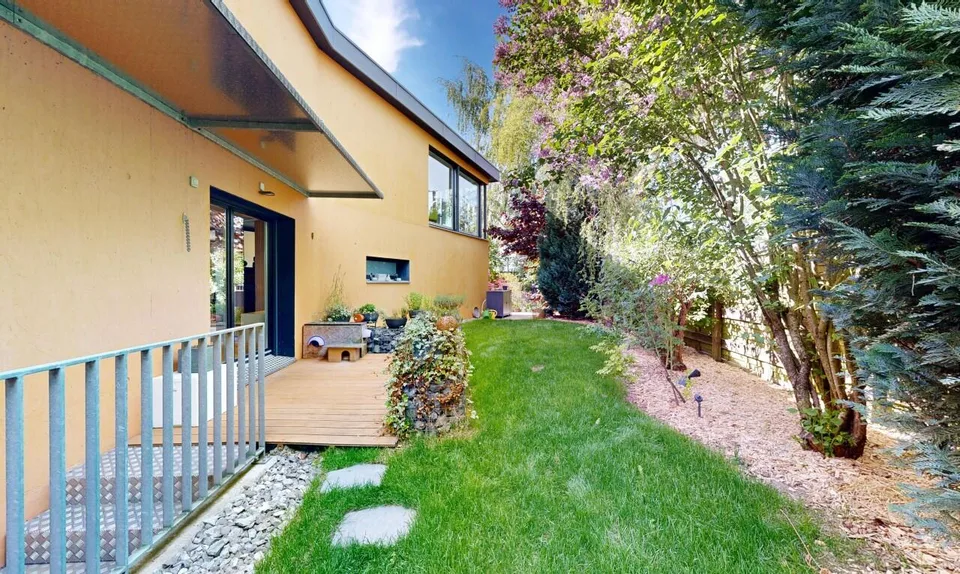 Architect's house with independent studio in an intimate setting