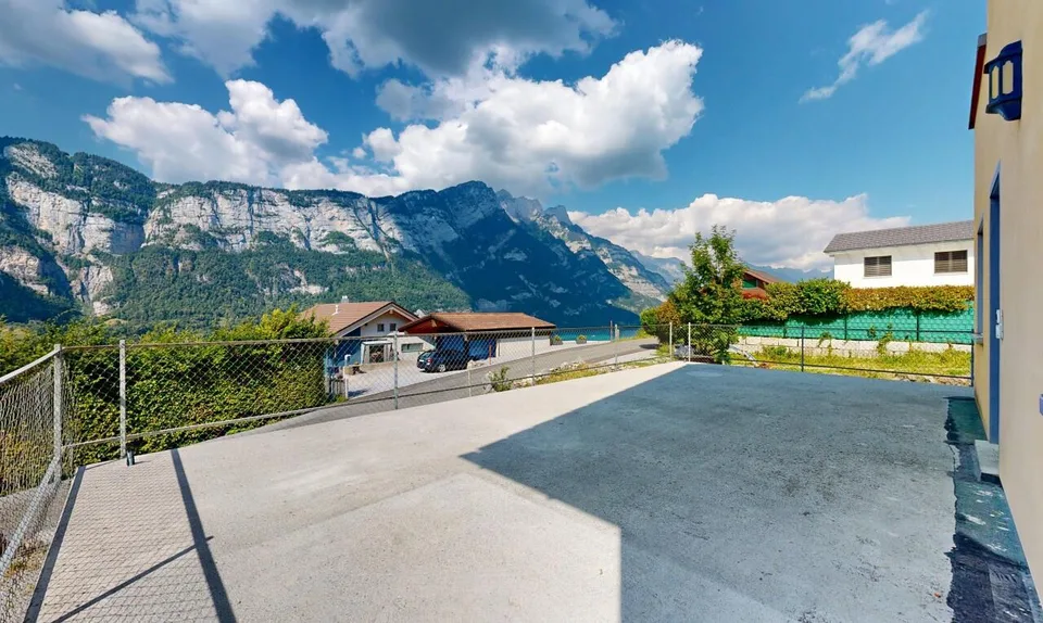 Casa unifamiliare di 5,5 stanze con vista sul lago Walensee e garage spazioso