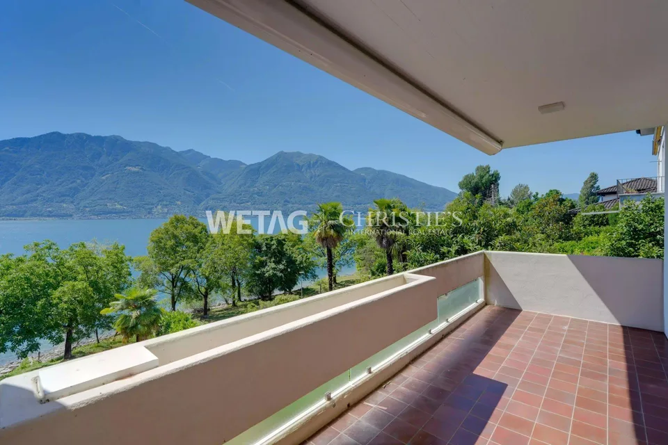 Villa elegante con giardino in posizione esclusiva direttamente sulla passeggiata lacustre del Lago Maggiore in vendita