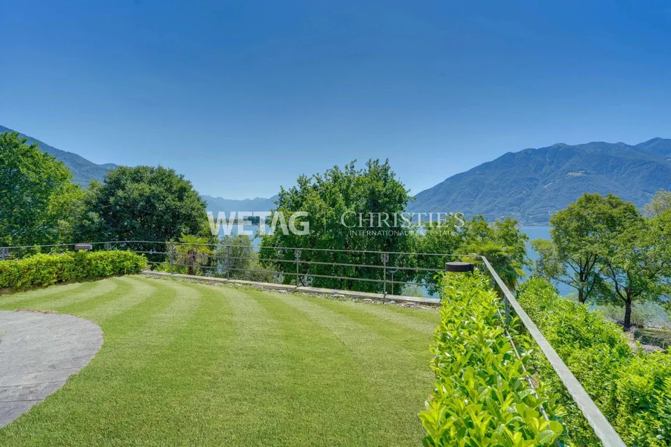 Villa elegante con giardino in posizione esclusiva direttamente sulla passeggiata lacustre del Lago Maggiore in vendita