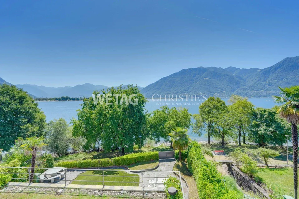 Villa elegante con giardino in posizione esclusiva direttamente sulla passeggiata lacustre del Lago Maggiore in vendita – foto 11 di 14