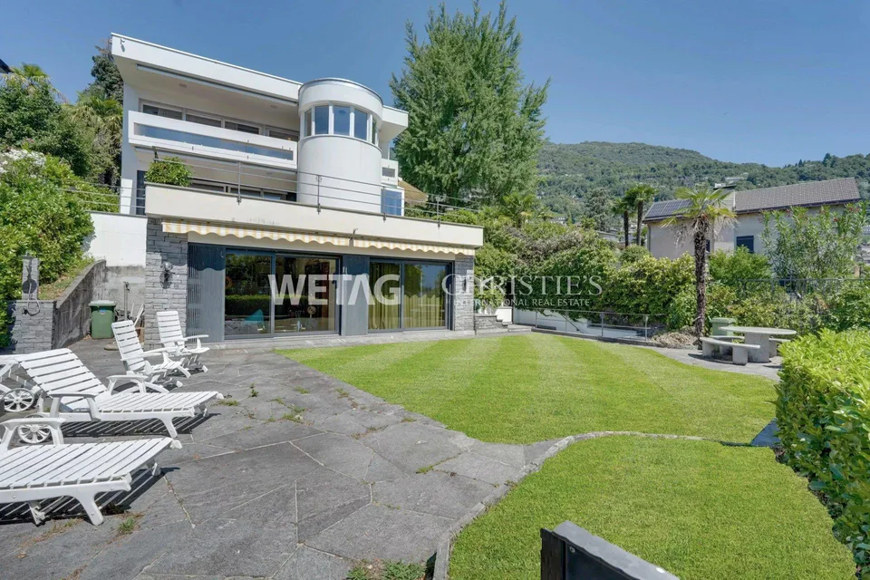 Villa elegante con giardino in posizione esclusiva direttamente sulla passeggiata lacustre del Lago Maggiore in vendita