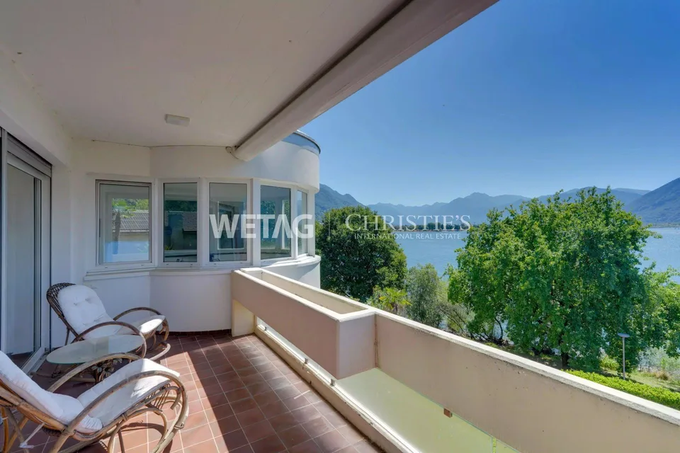 Villa elegante con giardino in posizione esclusiva direttamente sulla passeggiata lacustre del Lago Maggiore in vendita – foto 9 di 14