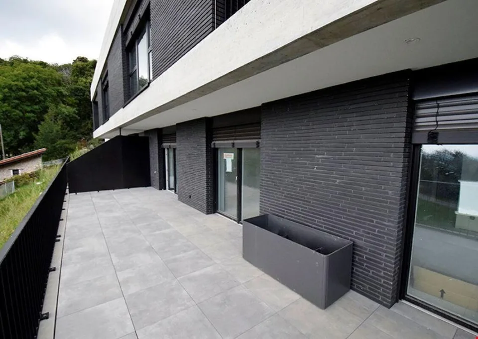 Nouvelles et élégantes unités d'habitation immergées dans le verdure