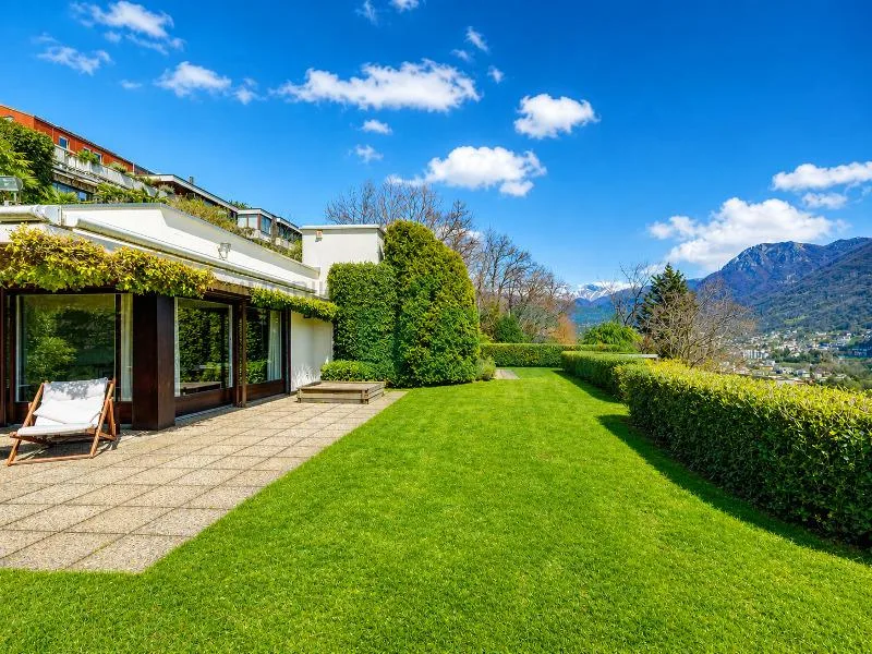 Splendido attico 6,5 locali con fantastica vista lago e bel giardino