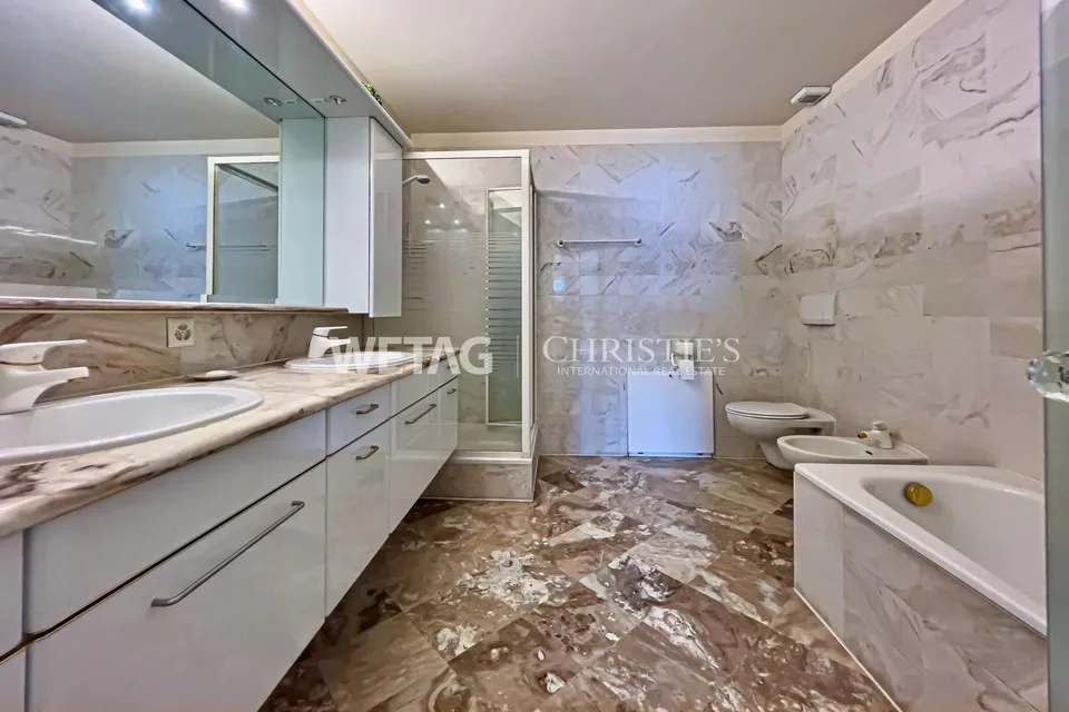 Elegante appartamento triplex a Porza con vista lago, giardino privato, piscina e sauna comuni in vendita – foto 11 di 13