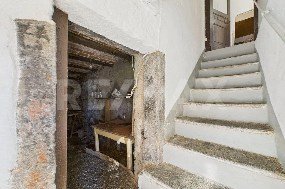 Vivi nel nucleo storico: appartamento con charme da ristrutturare – Foto 8 von 13