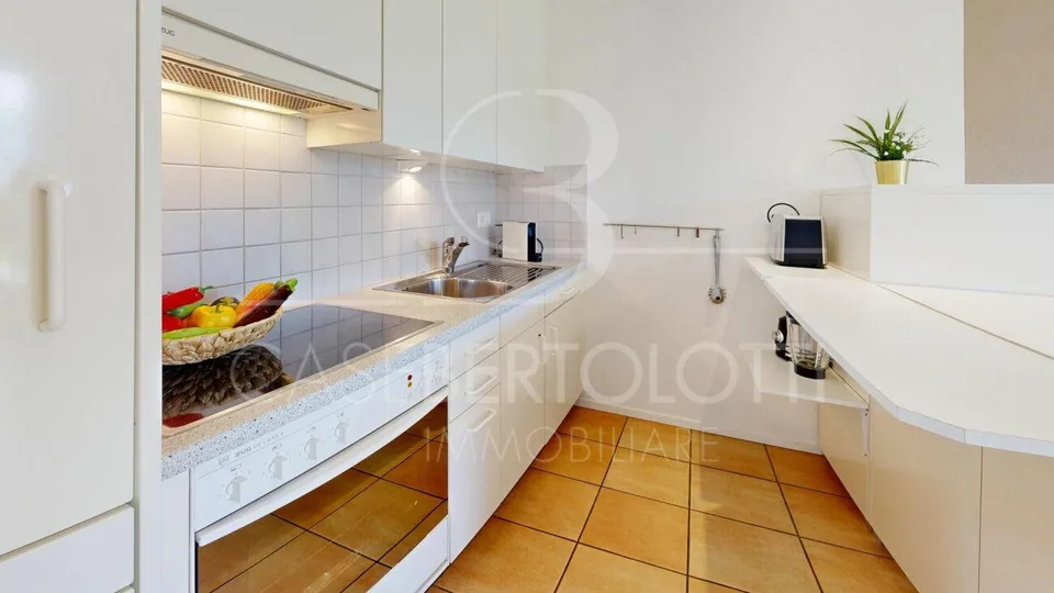 Sonnenverwöhnte Gartenwohnung mit Seesicht, Pool und Jacuzzi in Vai... – Foto 11 von 13