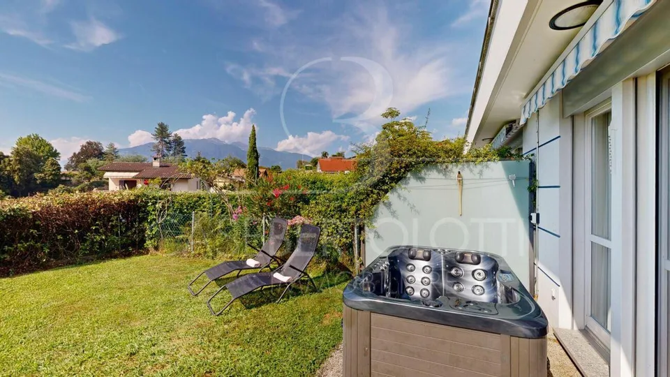 Sonnenverwöhnte Gartenwohnung mit Seesicht, Pool und Jacuzzi in Vai... – Foto 7 von 13