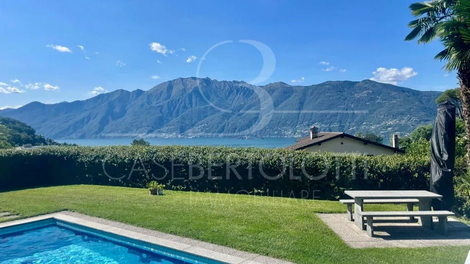 Sonnenverwöhnte Gartenwohnung mit Seesicht, Pool und Jacuzzi in Vai...