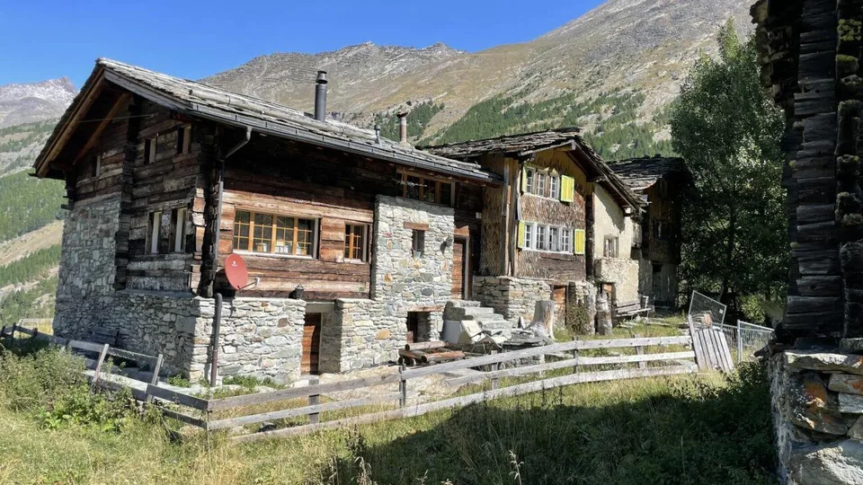 Rustikales Walliserhaus im Weiler Bodmen in Saas-Fee. 2001 Kernsani...
