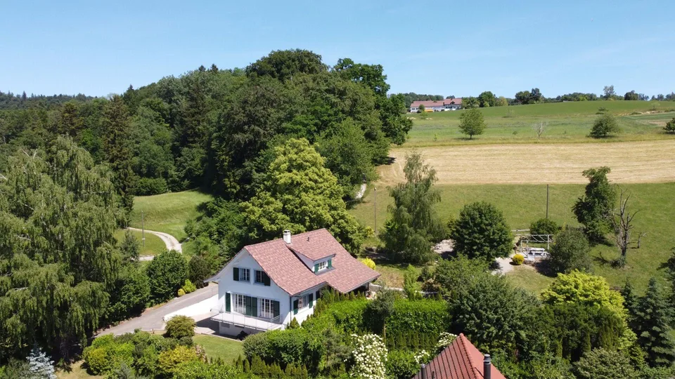 Idyllic country estate with plenty of surrounding space near the city