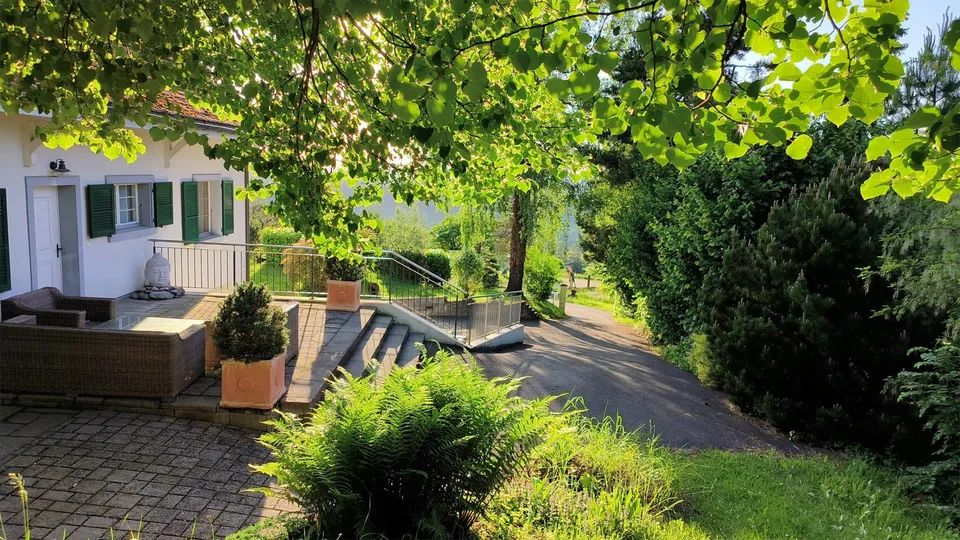 Idyllic country estate with plenty of surrounding space near the city