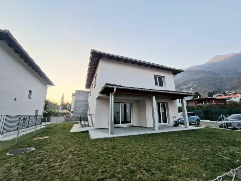 VENDESI A CUGNASCO - NUOVA CASA UNIFAMILIARE DI 5.5 LOCALI IN ZONA TRANQUILLA