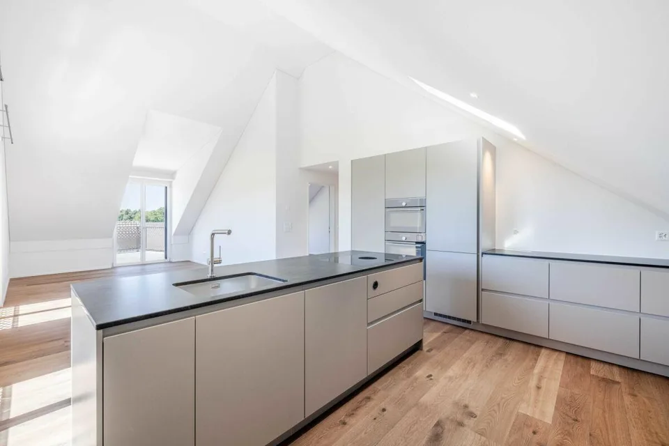 Terrasse sur le toit, vue lointaine et confort de vie : Votre nouveau 2.5-pièces de rêve avec vue sur la verdure
