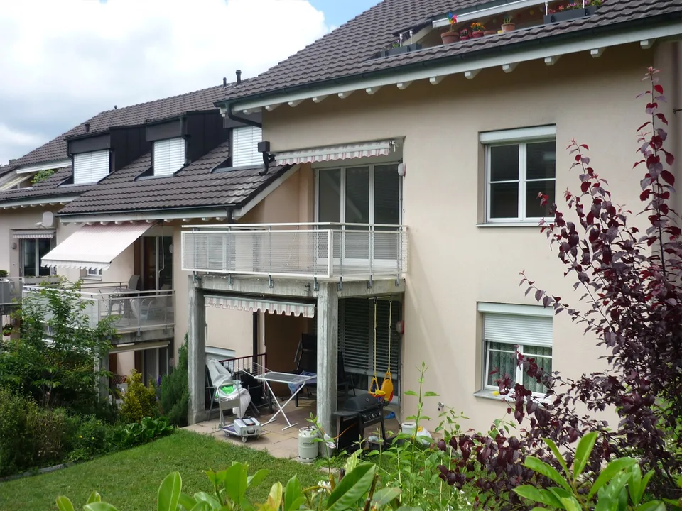 Grosszügige 3,5-Zi-Wohnung mit Balkon und Zugang zu Gartensitzplatz