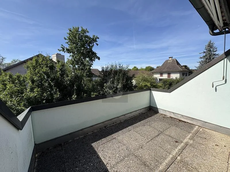 LICHTDURCHFLUTET MIT GROSSEM BALKON