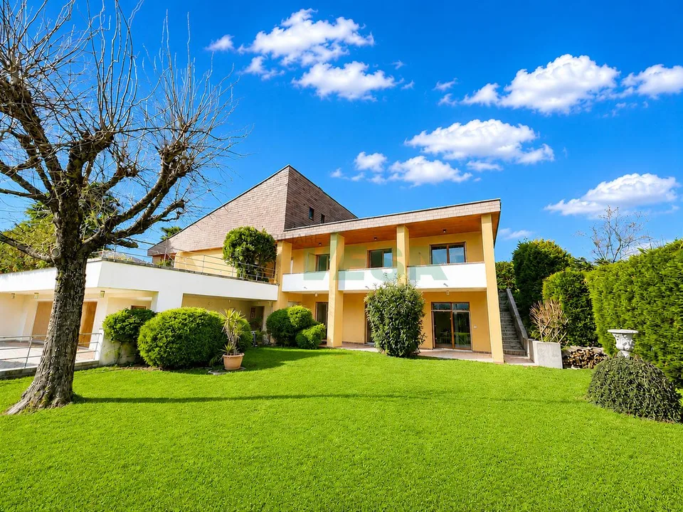 Ampia ed elegante villa signorile con molto spazio e con bella piscina