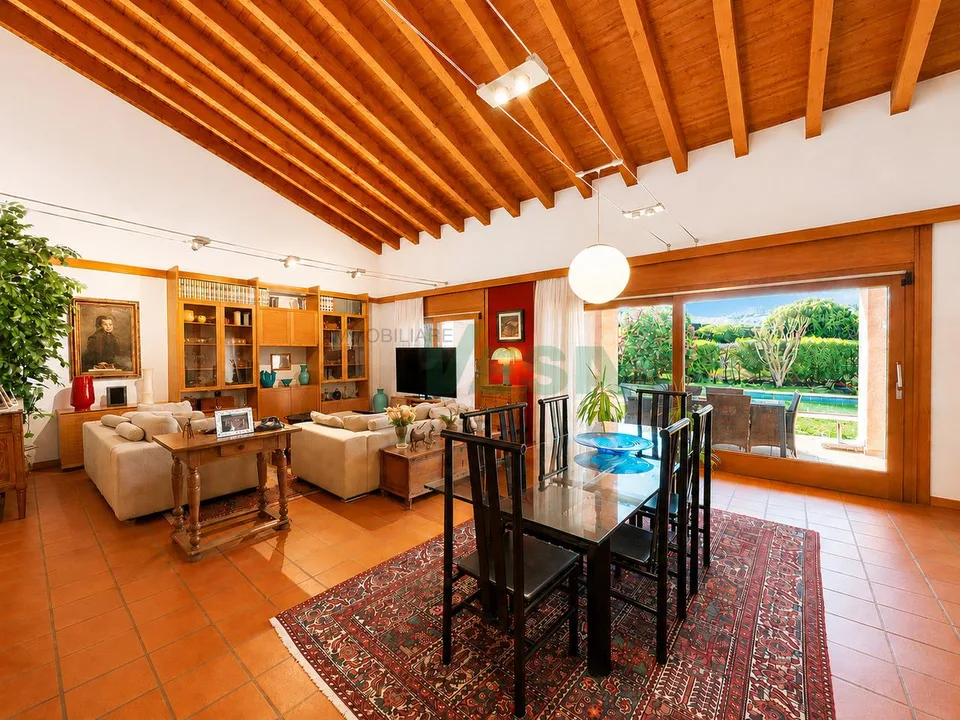 Ampia ed elegante villa signorile con molto spazio e con bella piscina