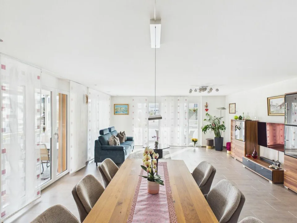 Appartamento di design spazioso con due balconi e ambiente di vita elegante