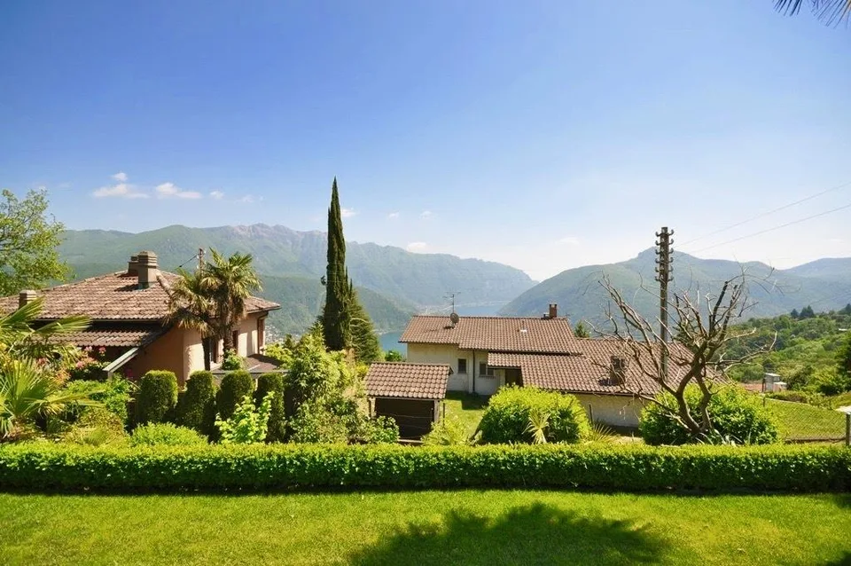 Splendida Villa Familiare Immersa nel Verde a Carona