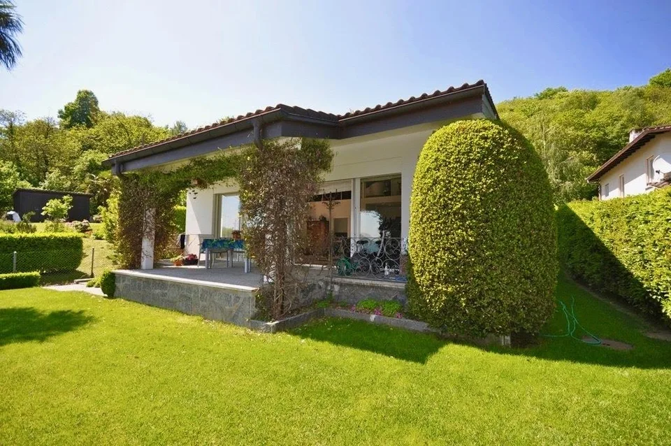 Splendida Villa Familiare Immersa nel Verde a Carona