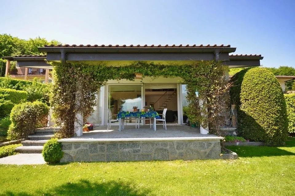 Splendida Villa Familiare Immersa nel Verde a Carona
