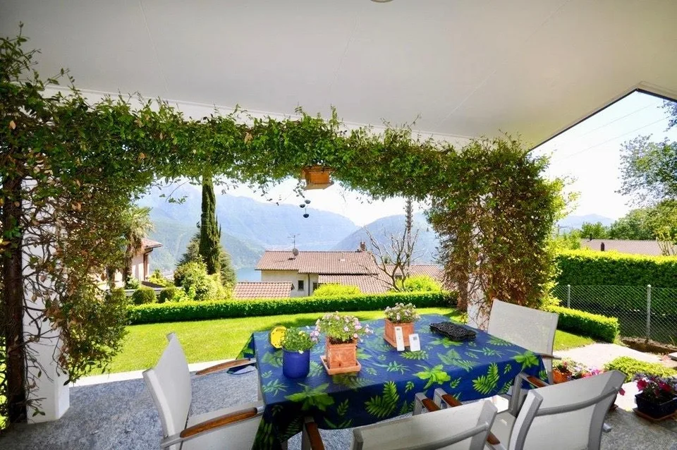 Splendida Villa Familiare Immersa nel Verde a Carona