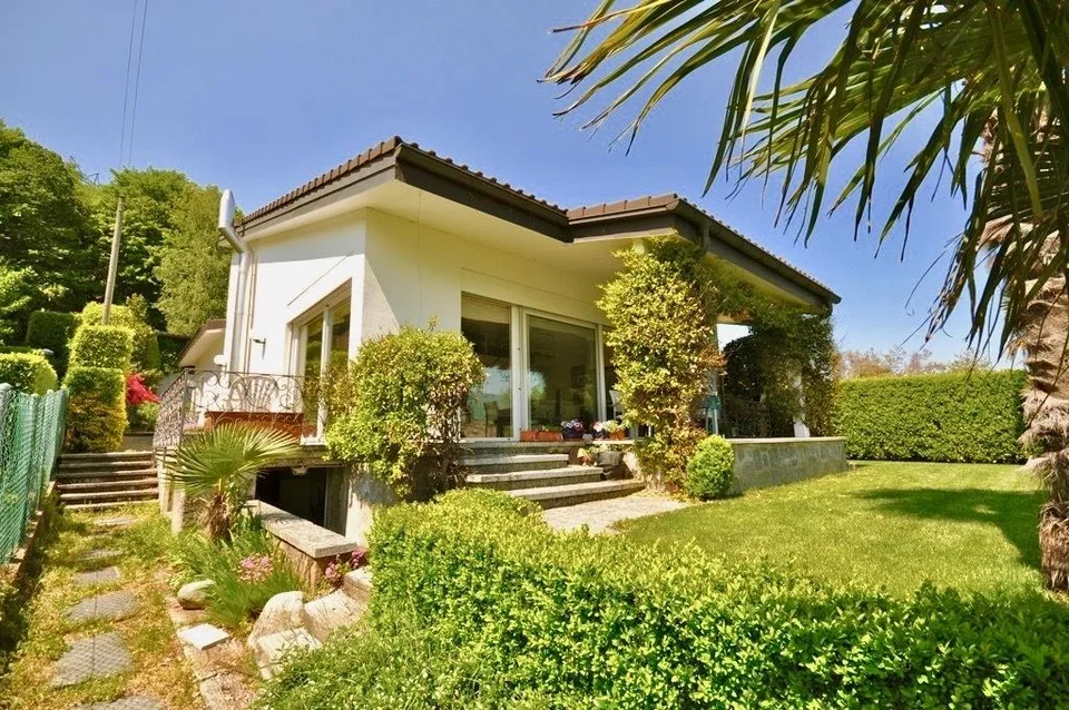 Splendida Villa Familiare Immersa nel Verde a Carona