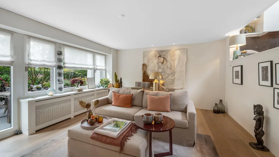 Casa luminosa con giardino di sole serale