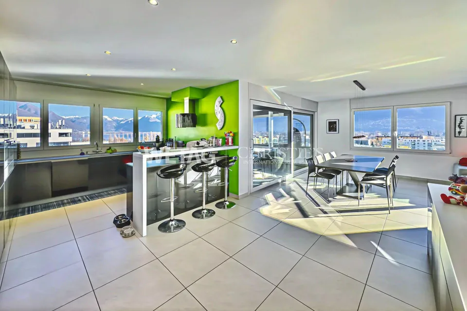Appartamento penthouse moderno con vista lago in posizione centrale a Locarno in vendita