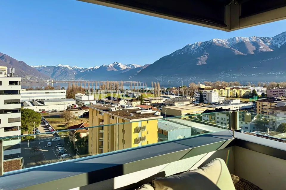 Appartamento penthouse moderno con vista lago in posizione centrale a Locarno in vendita