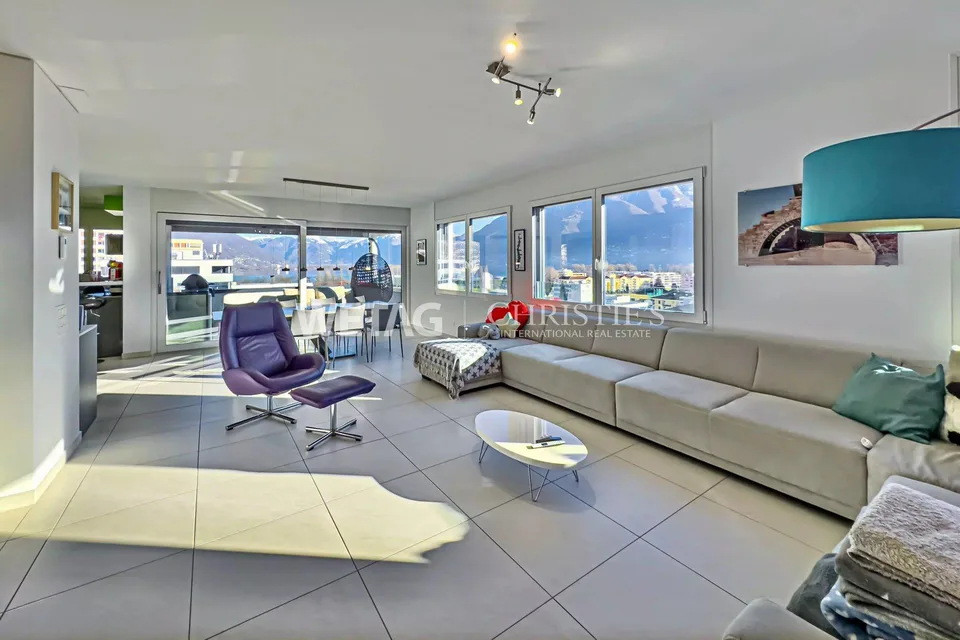 Appartamento penthouse moderno con vista lago in posizione centrale a Locarno in vendita