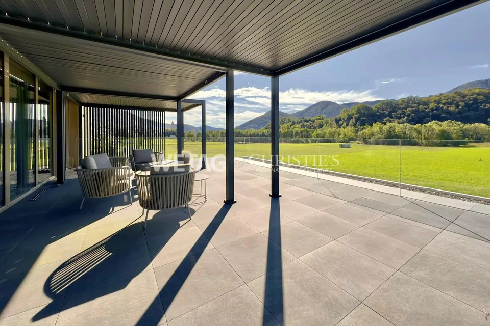 Villa di design moderno con piscina in vendita a Lugano-Sessa, immersa nel verde