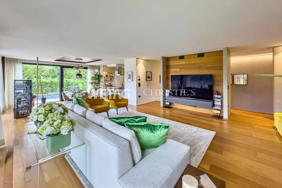 Villa di design moderno con piscina in vendita a Lugano-Sessa, immersa nel verde