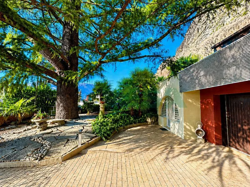 Accogliente villa tutta su un piano con grande bel giardino e piscina