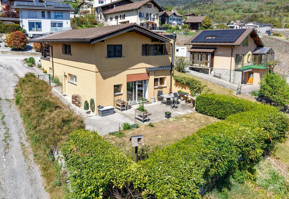 Villa de 5.5 pièces en bordure de vignes, vue splendide, calme, ens...