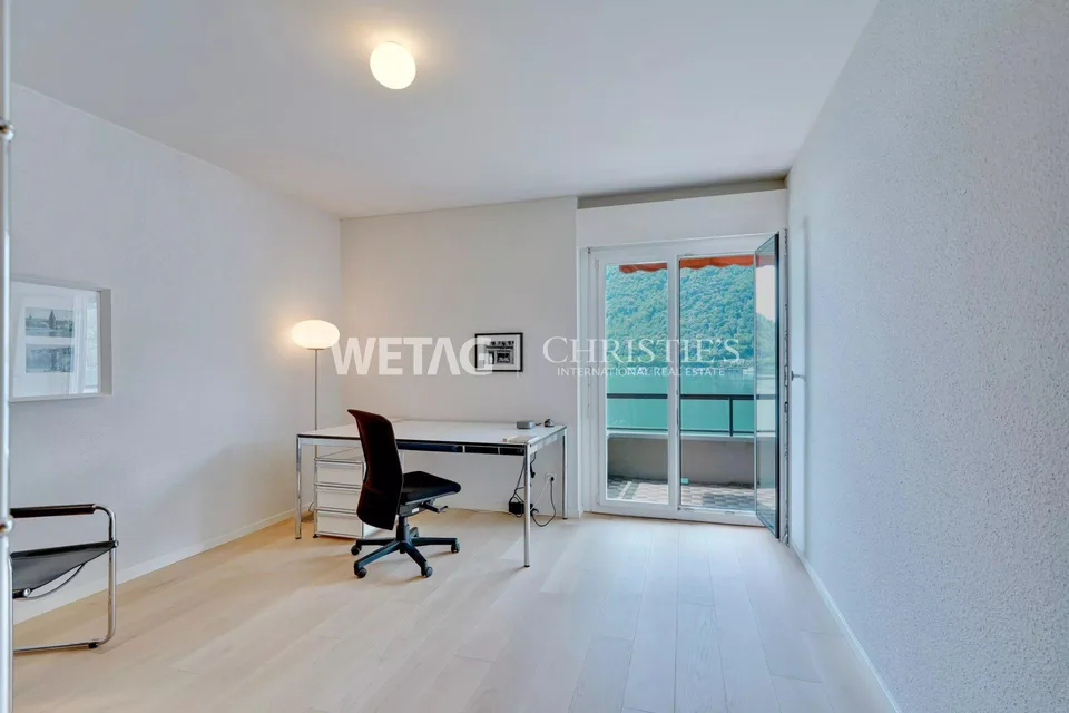 Appartamento penthouse in vendita direttamente sul lago a Lugano-Maroggia con piscina interna/esterna, posti barca e seconda casa – foto 8 di 13